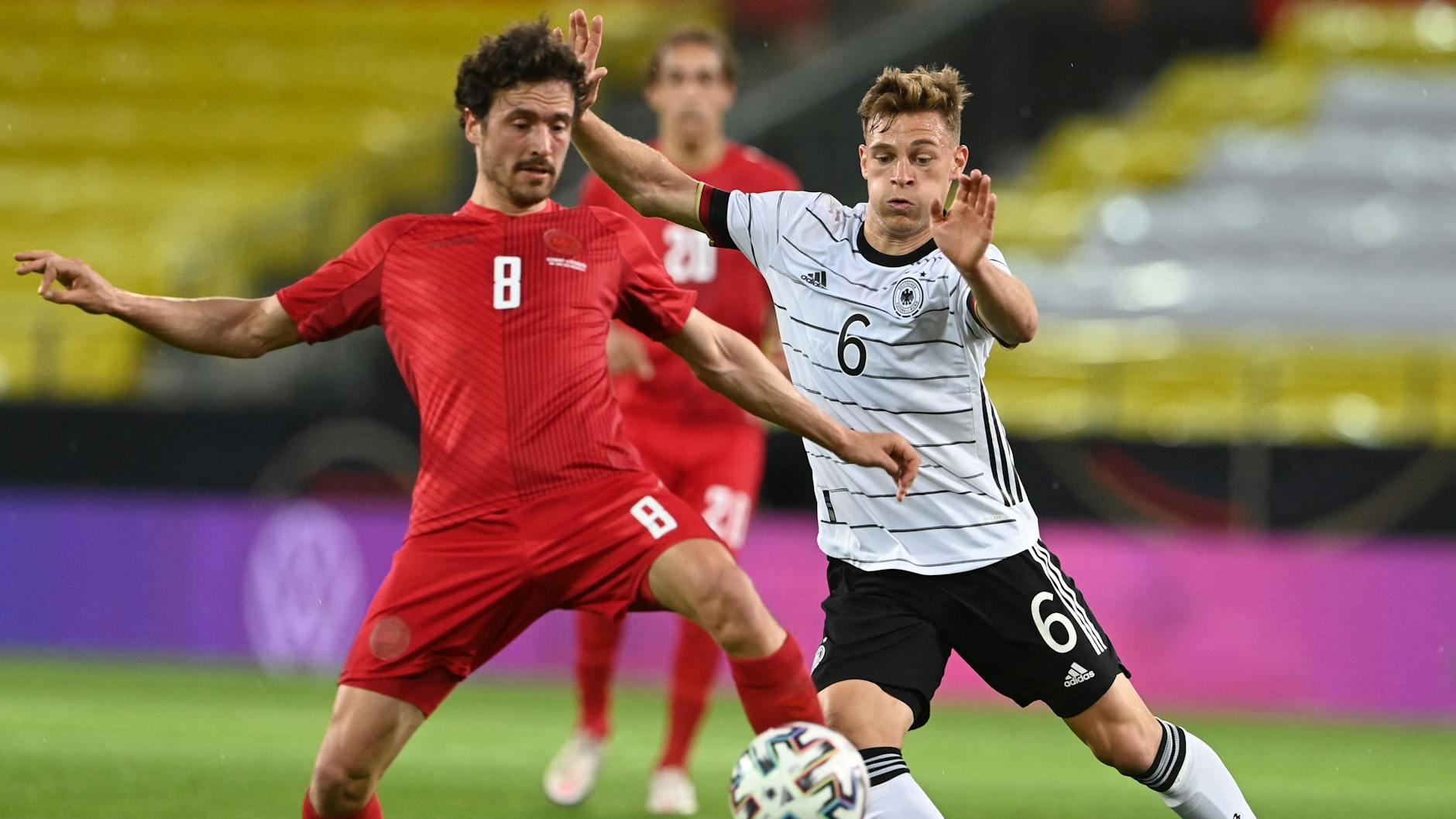 Joshua Kimmich (r.) hat eine beeindruckende Karriere zurückgelegt. Das ZDF hat ihn bei der Entwicklung begleitet.