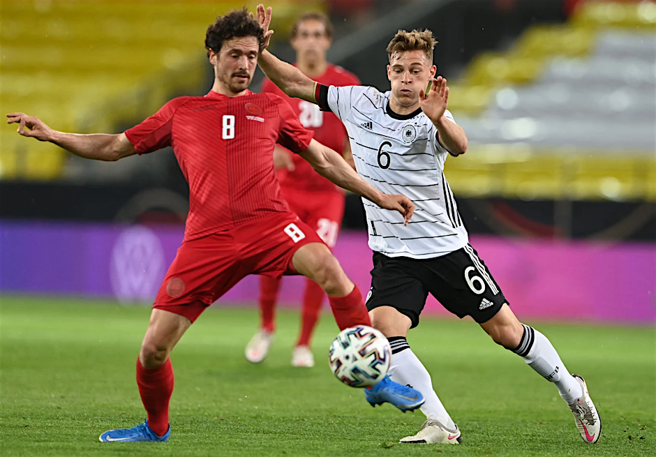 Joshua Kimmich (r.) hat eine beeindruckende Karriere zurückgelegt. Das ZDF hat ihn bei der Entwicklung begleitet.