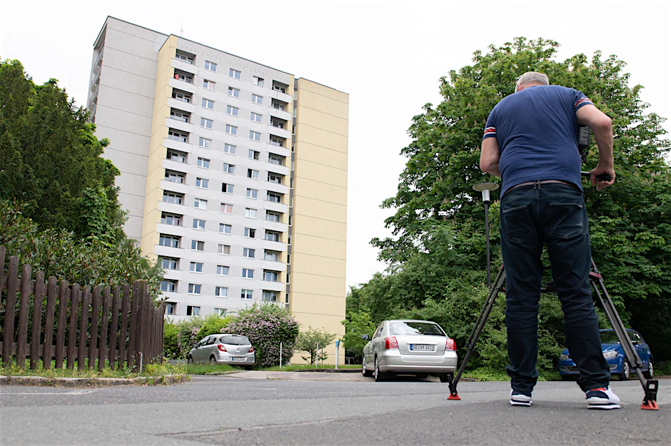 Ein Kameramann filmt vor dem Studentenwohnheim im Dresdner Stadtteil Strehlen.&nbsp;