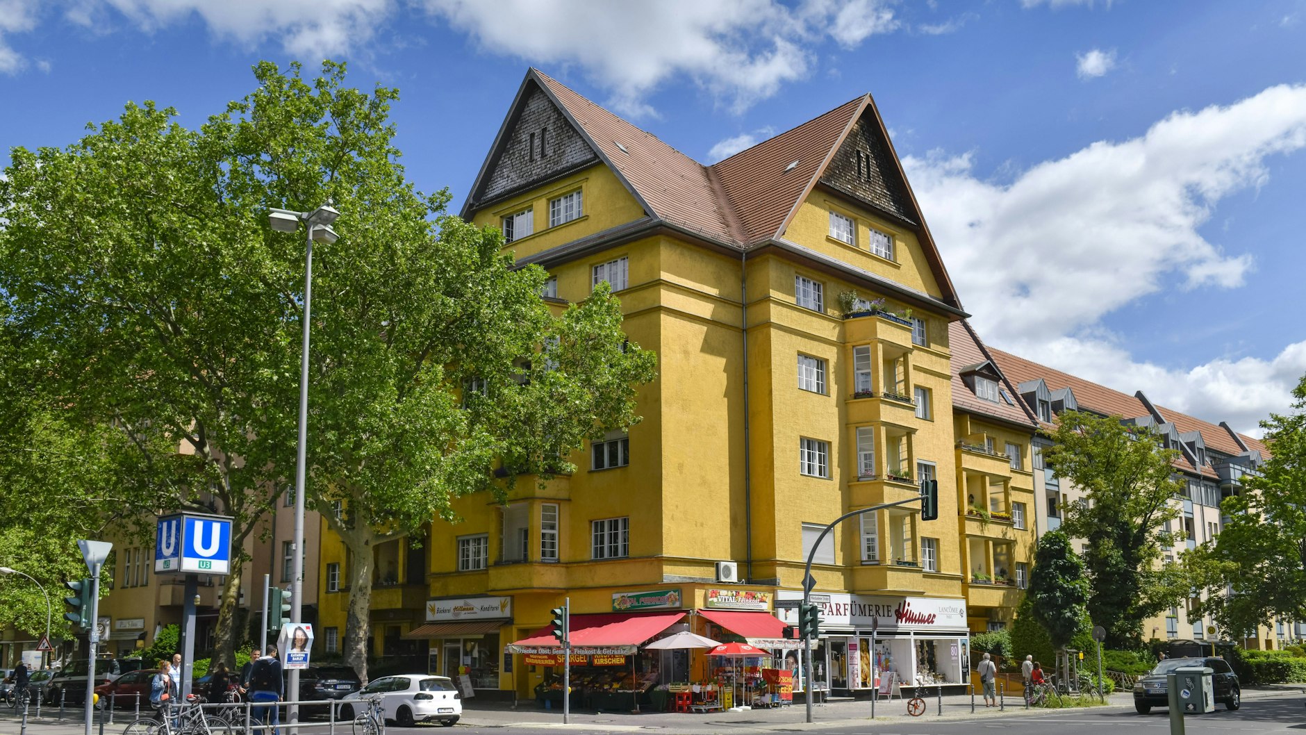 England in Wilmersdorf: Wohnhaus am Rüdesheimer Platz im Rheinischen Viertel.