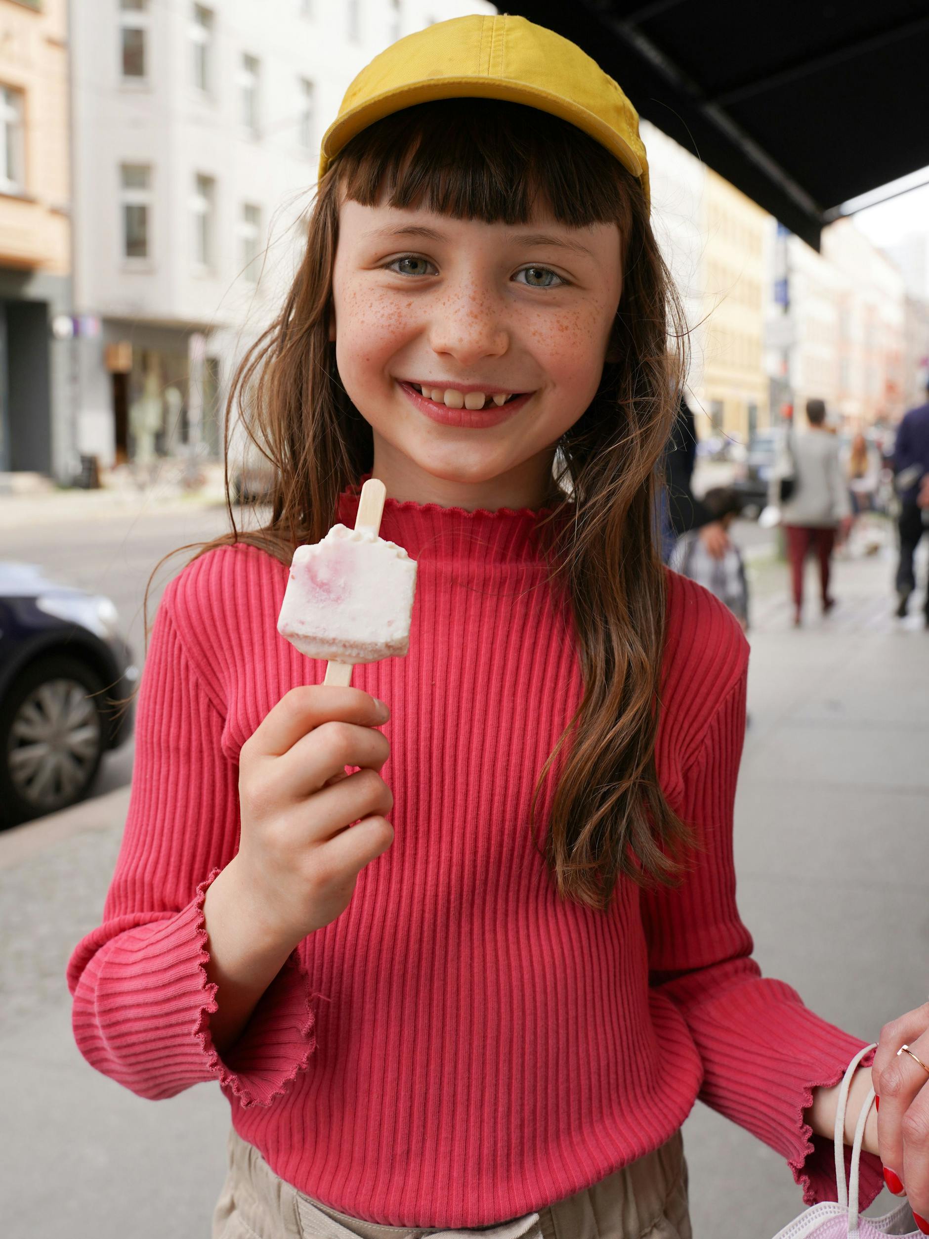 Süßer als das Eis: Ninas Sommersprossen.