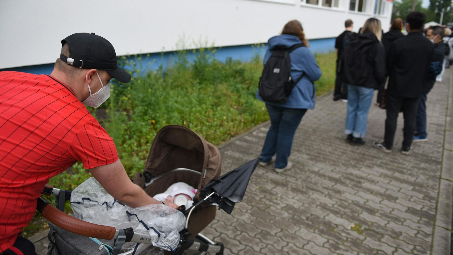 Andreas Sichwart gab Töchterchen Lucy während des Anstehens das Fläschchen. <br>