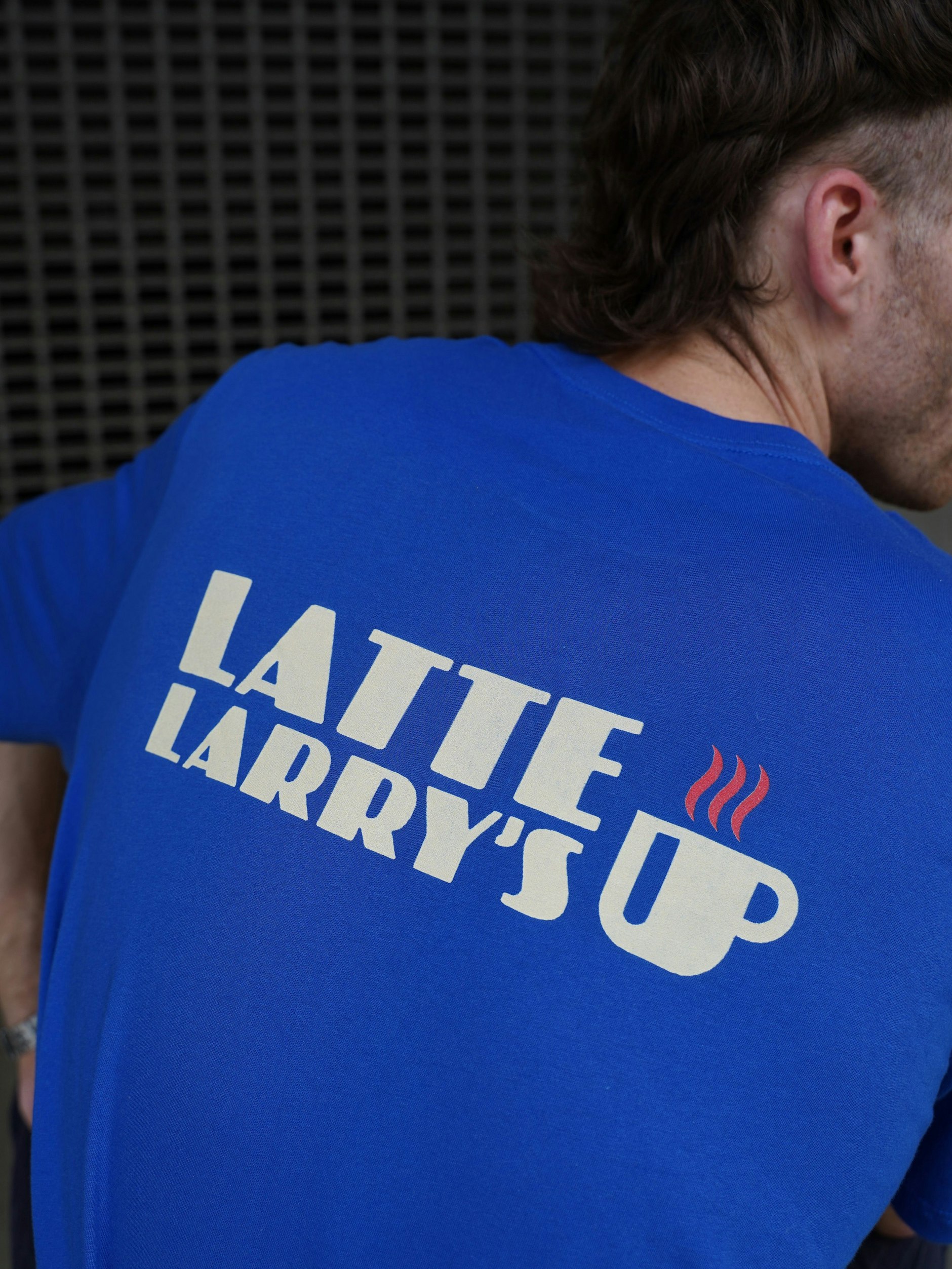 In „Curb Your Enthusiasm“, der Lieblingsserie von Barista Enzo, betreibt die Hauptfigur Larry ein Café. Das T-Shirt fand Enzo online.