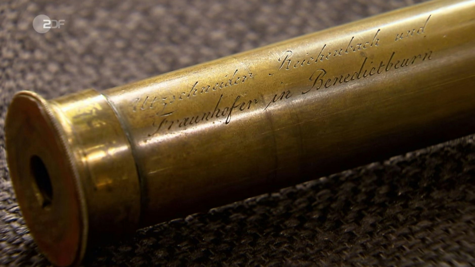 Bei „Bares für Rares“ steht ein achromatisches Fernrohr von Fraunhofer zum Verkauf.