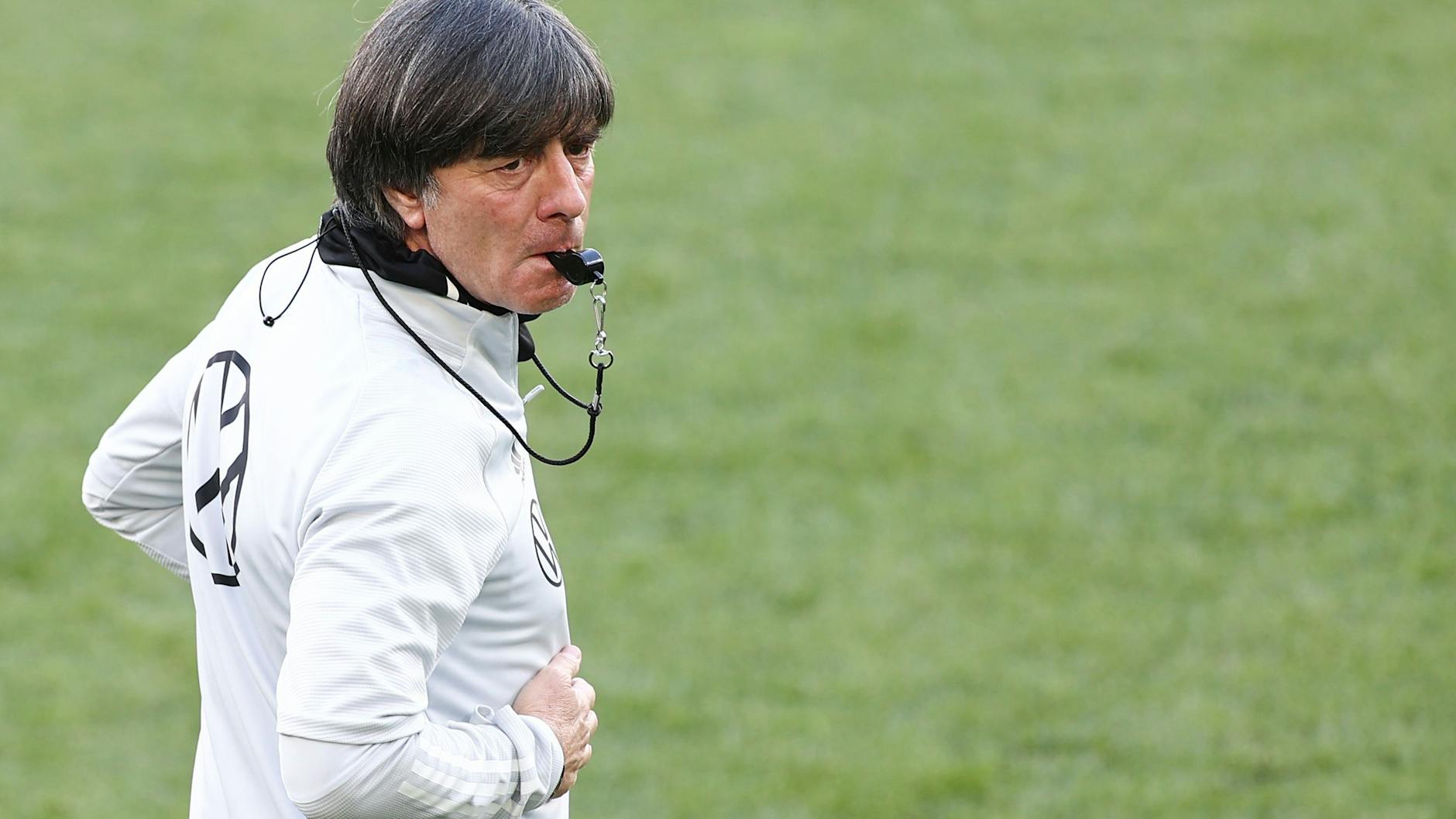 Bald ertönt der letzte Pfiff: Bundestrainer Joachim Löw.