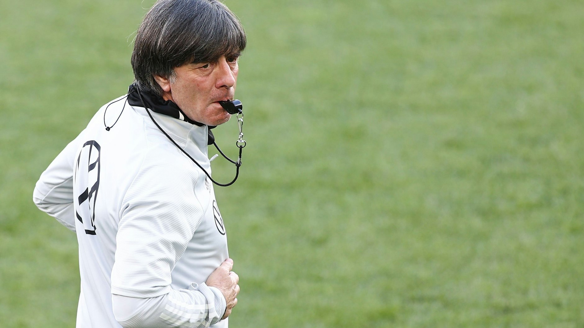 Bald ertönt der letzte Pfiff: Bundestrainer Joachim Löw.