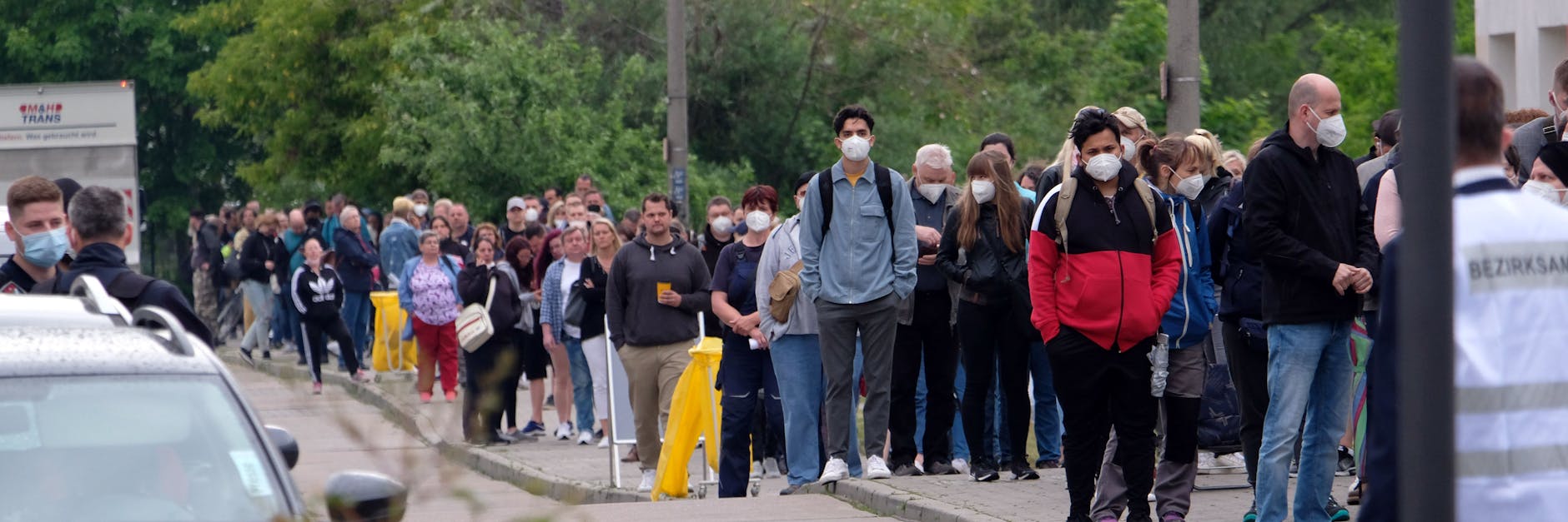 Geduld, bitte: Vor dem Cabuwazi-Trainingszentrum stand eine lange, lange Schlange von Impfwilligen.