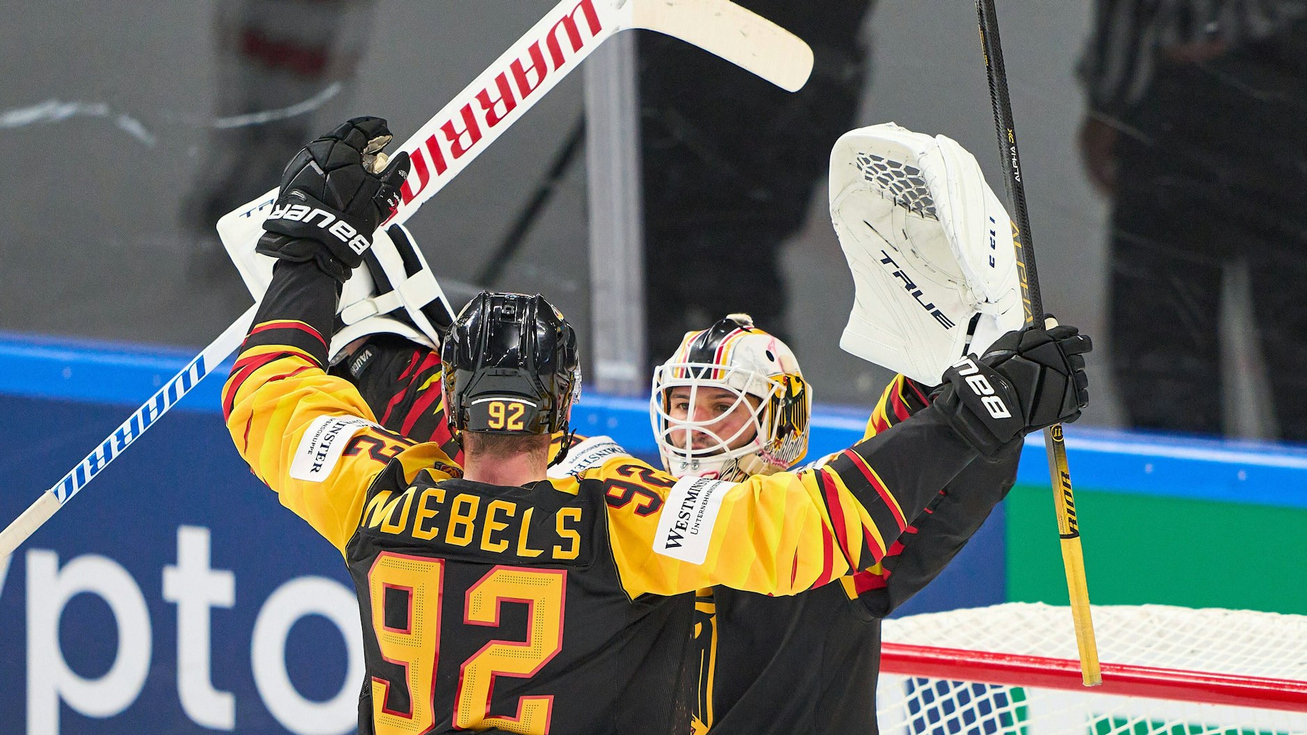 Marcel Noebels und Mathias Niederberger jubeln auch im DEB-Trikot.