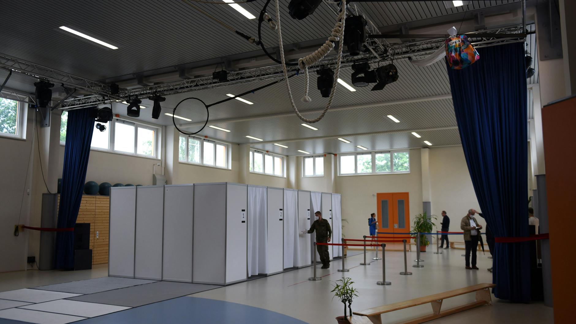 Geimpft wurde in der Trainingshalle – verspätet, weil die Bundeswehr vom Impfzentrum Tegel aus länger gebraucht hatte als geplant.<br>