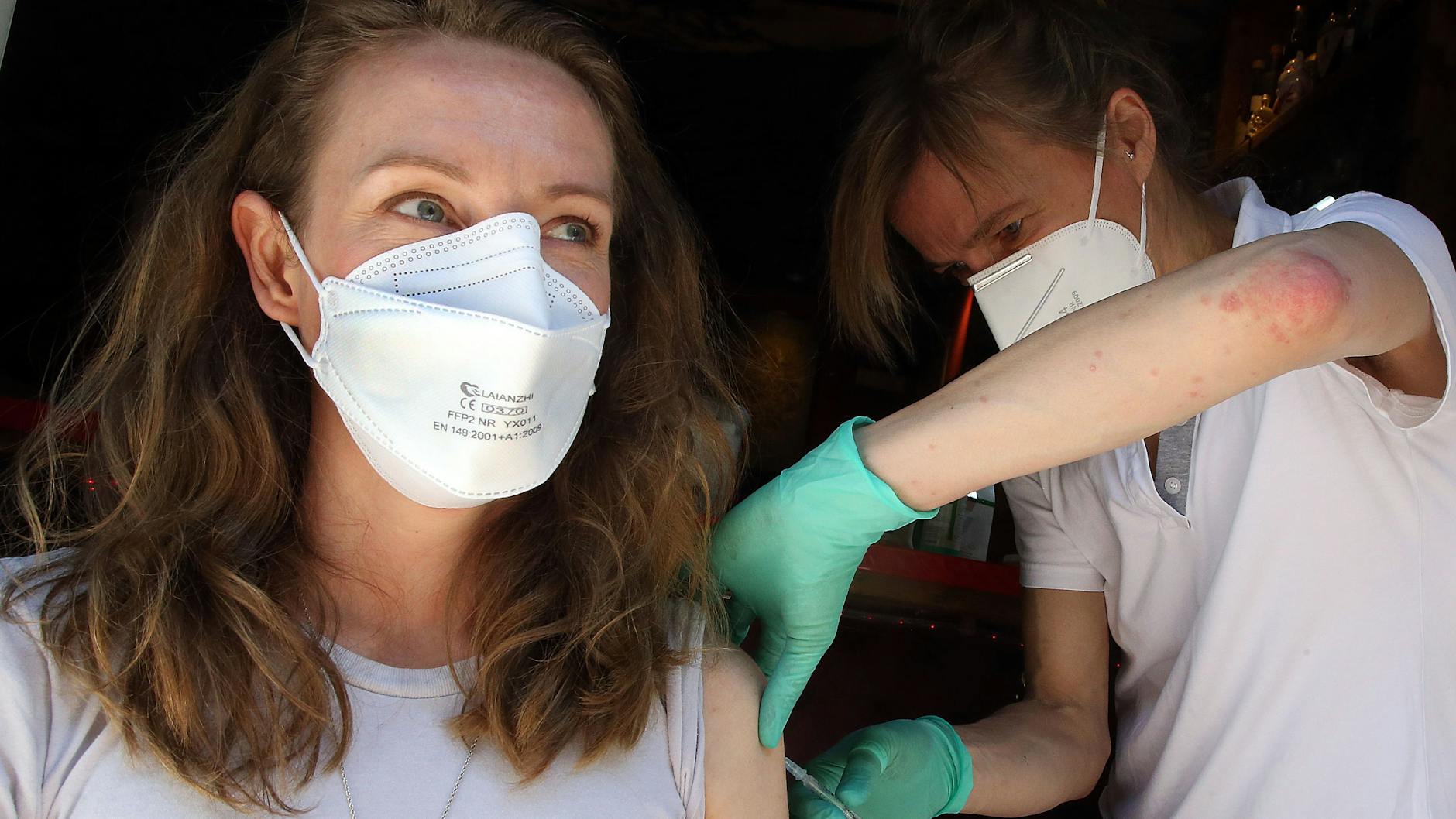 Eine Frau wird in Berlin-Friedrichshain gegen Corona geimpft. Jeder in Deutschland kann sich ab Montag um einen Impftermin bemühen. 