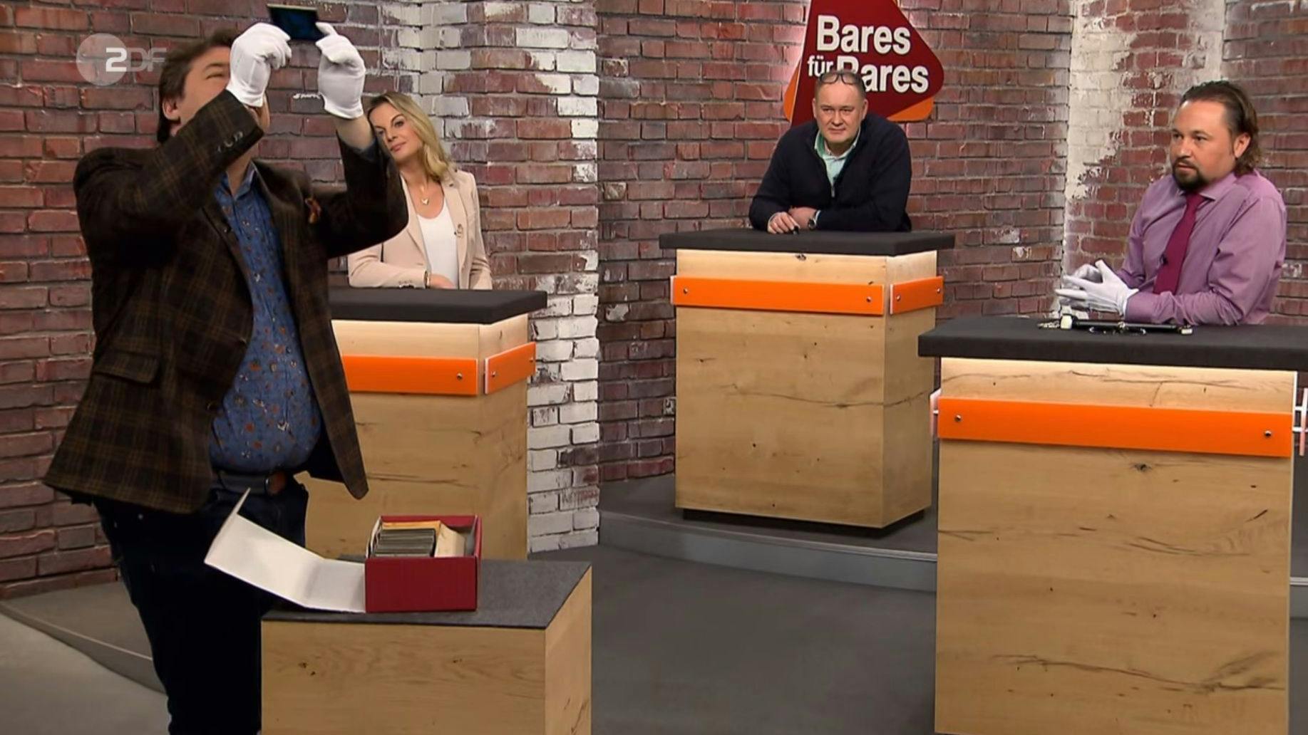 Bei den „Bares für Rares“-Händlern kommen die Dias nicht ganz so gut an, gehen für einen Schnäppchenpreis über den Verkaufstisch.