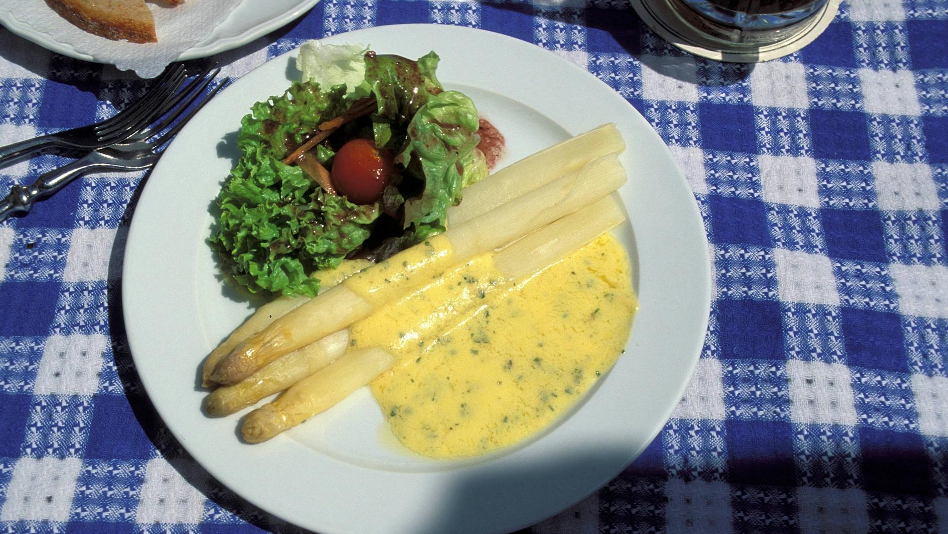 Weißer Spargel ist fast immer zerkocht und riecht scheußlich, findet Jacques Ritzel.