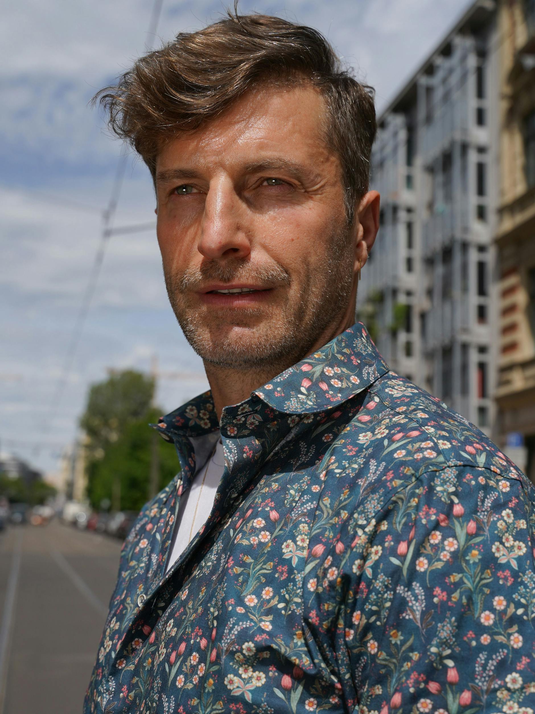 Ganz schön blumig: Jens trägt ein Blümchenhemd von Herr von Eden. Selbigen Designer beliefert der Florist regelmäßig mit frischen Sträußen aus seinem Blumenladen „Willkommen im Reich der Mitte“ gleich um die Ecke.