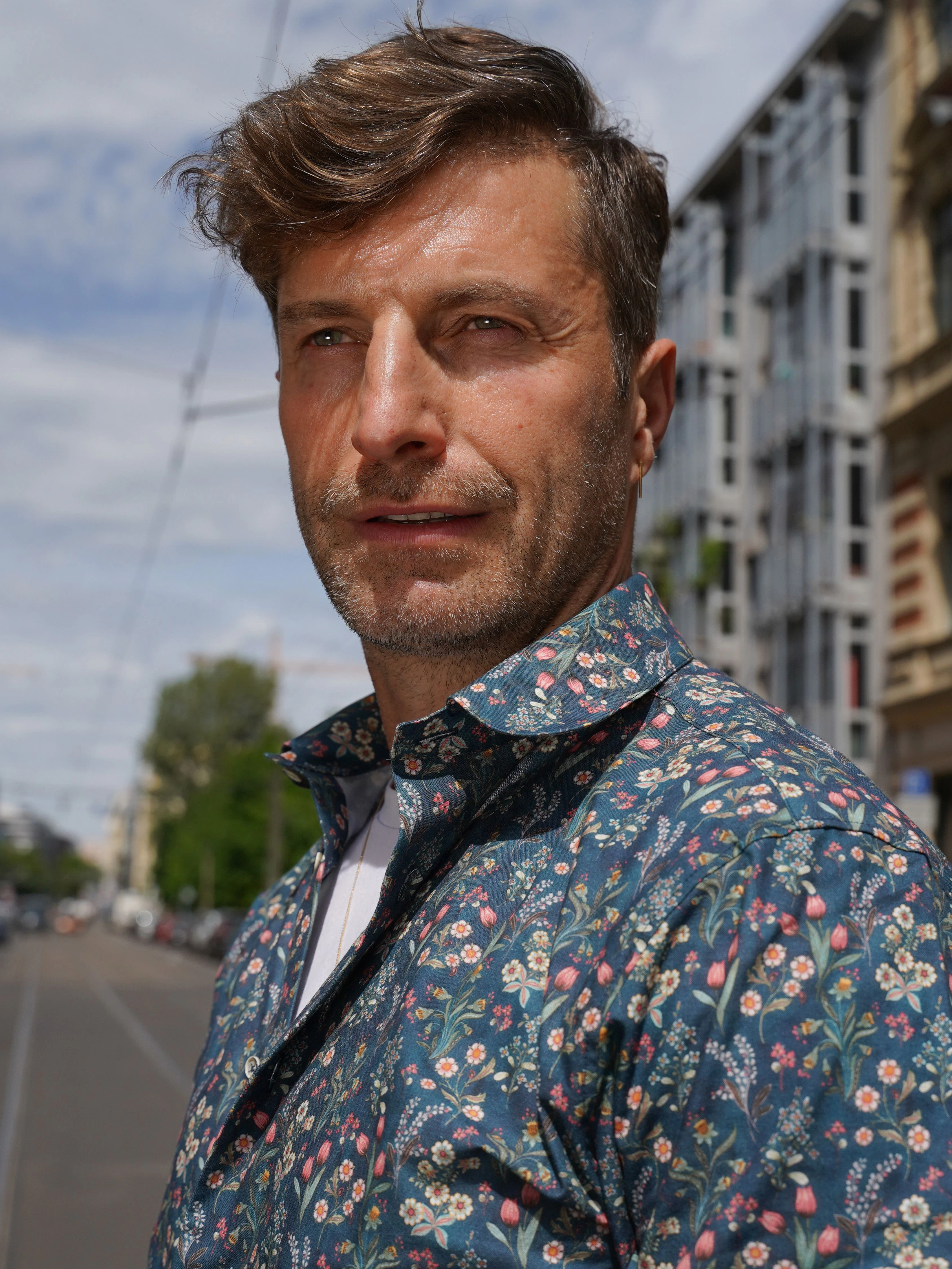Ganz schön blumig: Jens trägt ein Blümchenhemd von Herr von Eden. Selbigen Designer beliefert der Florist regelmäßig mit frischen Sträußen aus seinem Blumenladen „Willkommen im Reich der Mitte“ gleich um die Ecke.