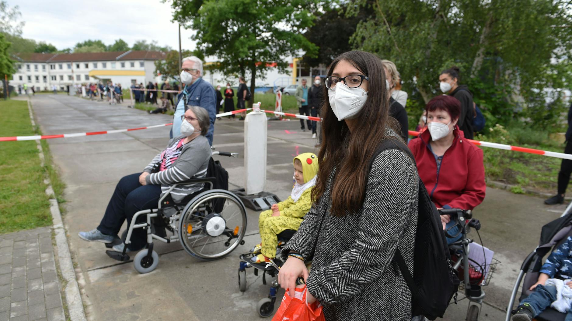 Alessia Fiori kam um 5 Uhr früh, um sich immunisieren zu lassen: Der erste Schritt, um endlich wieder ihre Familie in Rom besuchen und demnächst unbeschwert an der Hotel-Rezeption arbeiten zu können. <br>