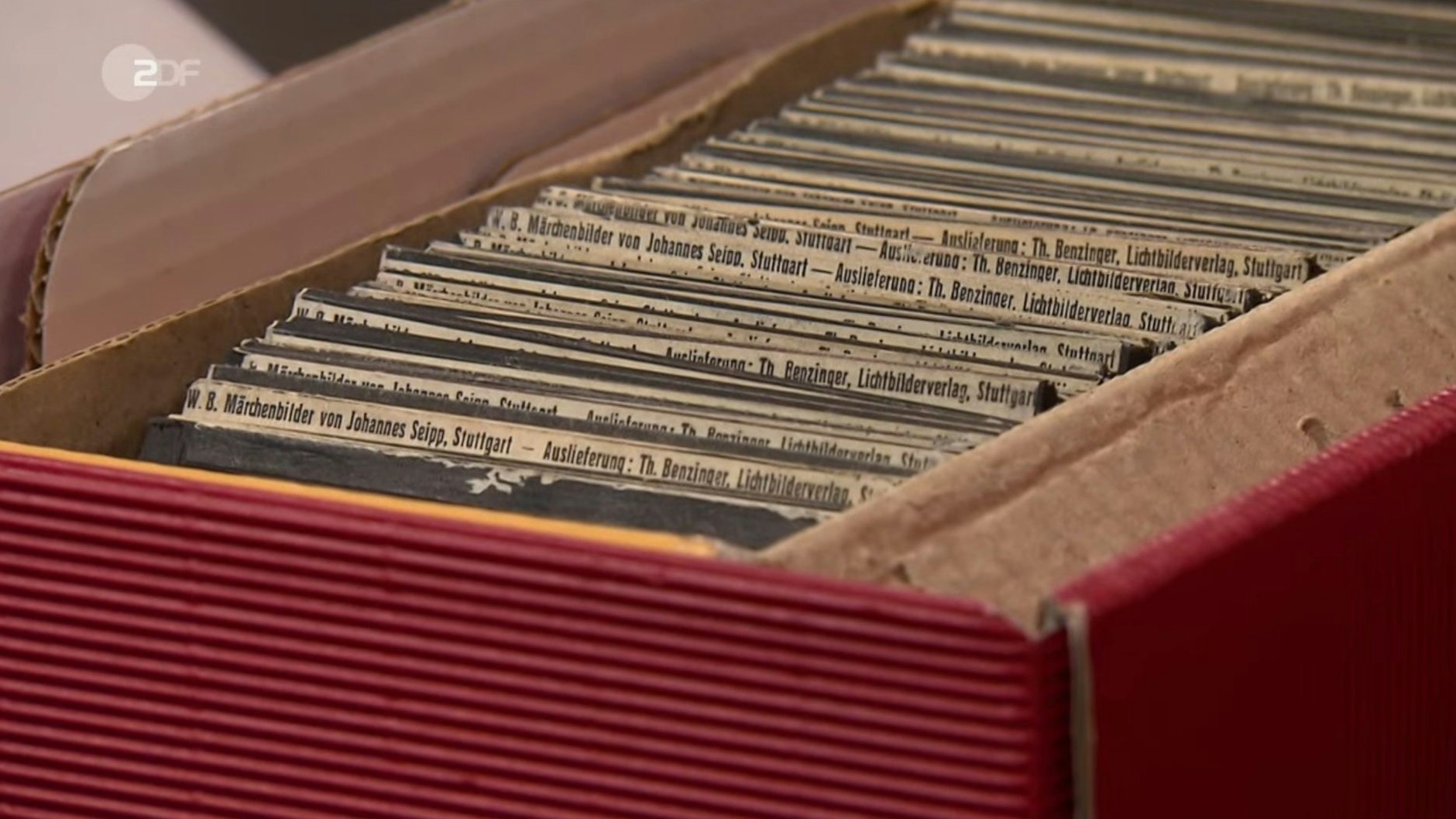 Ein richtiges Konvolut an Dias steht bei „Bares für Rares“ zum Verkauf.