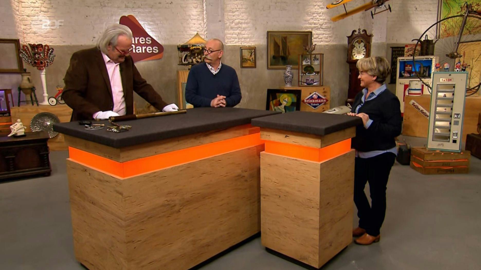 „Bares für Rares“-Moderator Horst Lichter staunt nicht schlecht, was sein Experte alles über das Uralt-Fernrohr weiß.