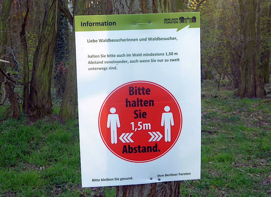 Schild mitten im Wald aus der Frühzeit der Pandemie, 2020. Auch Pärchen sollen einen Abstand von 1,50 Meter halten.