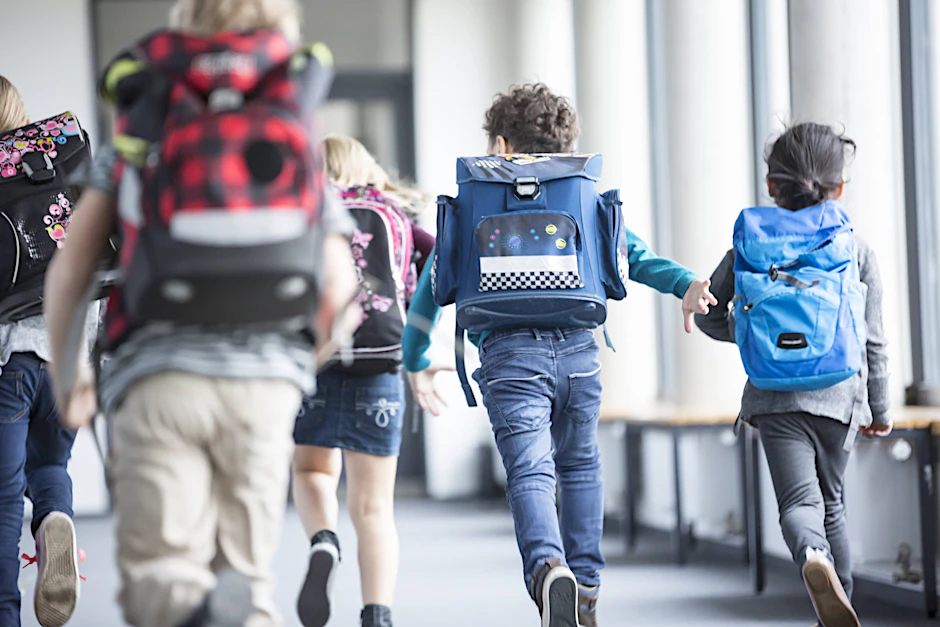 Schüler laufen durch das Schulhaus. Lange mussten auch die Kleinsten zu Hause bleiben. Nun sollen sie dabei unterstützt werden, wieder aufzuholen, aber auch Spaß und sozialen Kontakt zu haben.