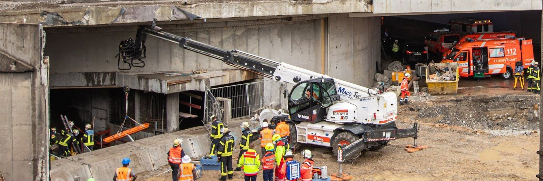 Stuttgart: Einsatzkräfte helfen bei der Bergungsarbeit an einer Tunnelbaustelle. Starker Regen hat am Freitag auf einer Tunnelbaustelle in Stuttgart einen schweren Unfall ausgelöst. Nach Angaben der Polizei kam ein Arbeiter ums Leben.&nbsp;