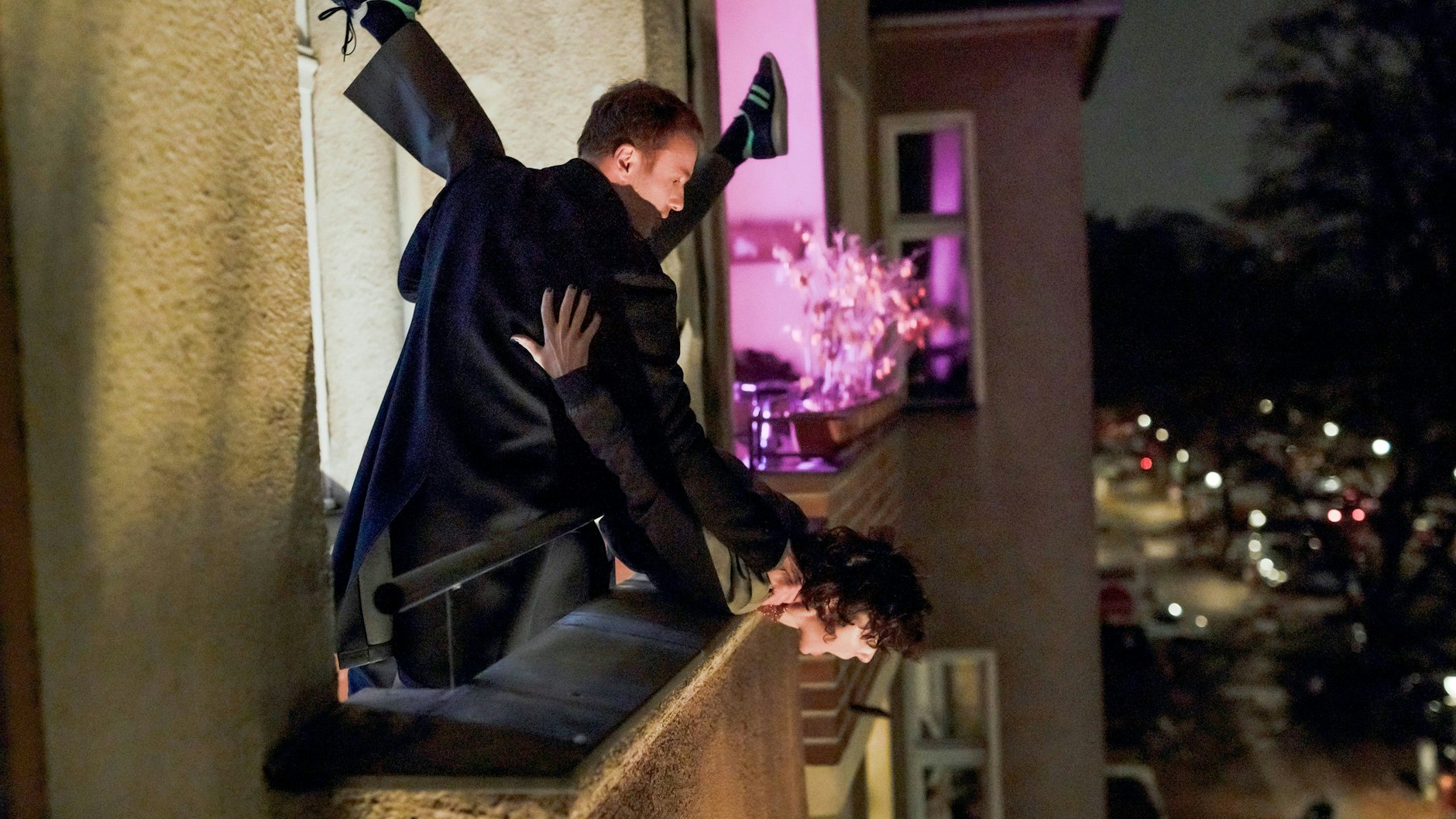 Szenenbild aus dem Tatort „Die dritte Haut“. Karow (Mark Waschke) und Rubin (Meret Becker) stellen den Mord am Immobilienmanager Ceylan nach.<br>