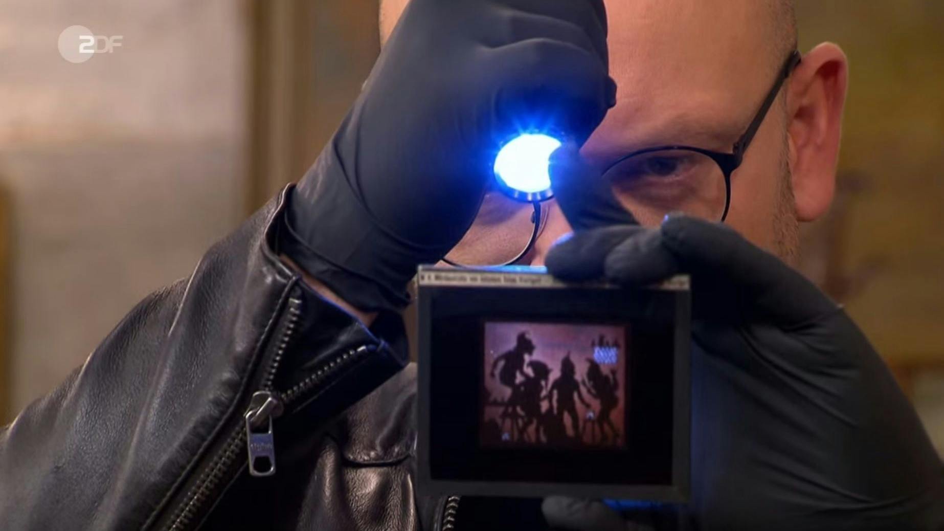 „Bares für Rares“-Experte Sven Deutschmanek checkt die alten Glas-Dias.