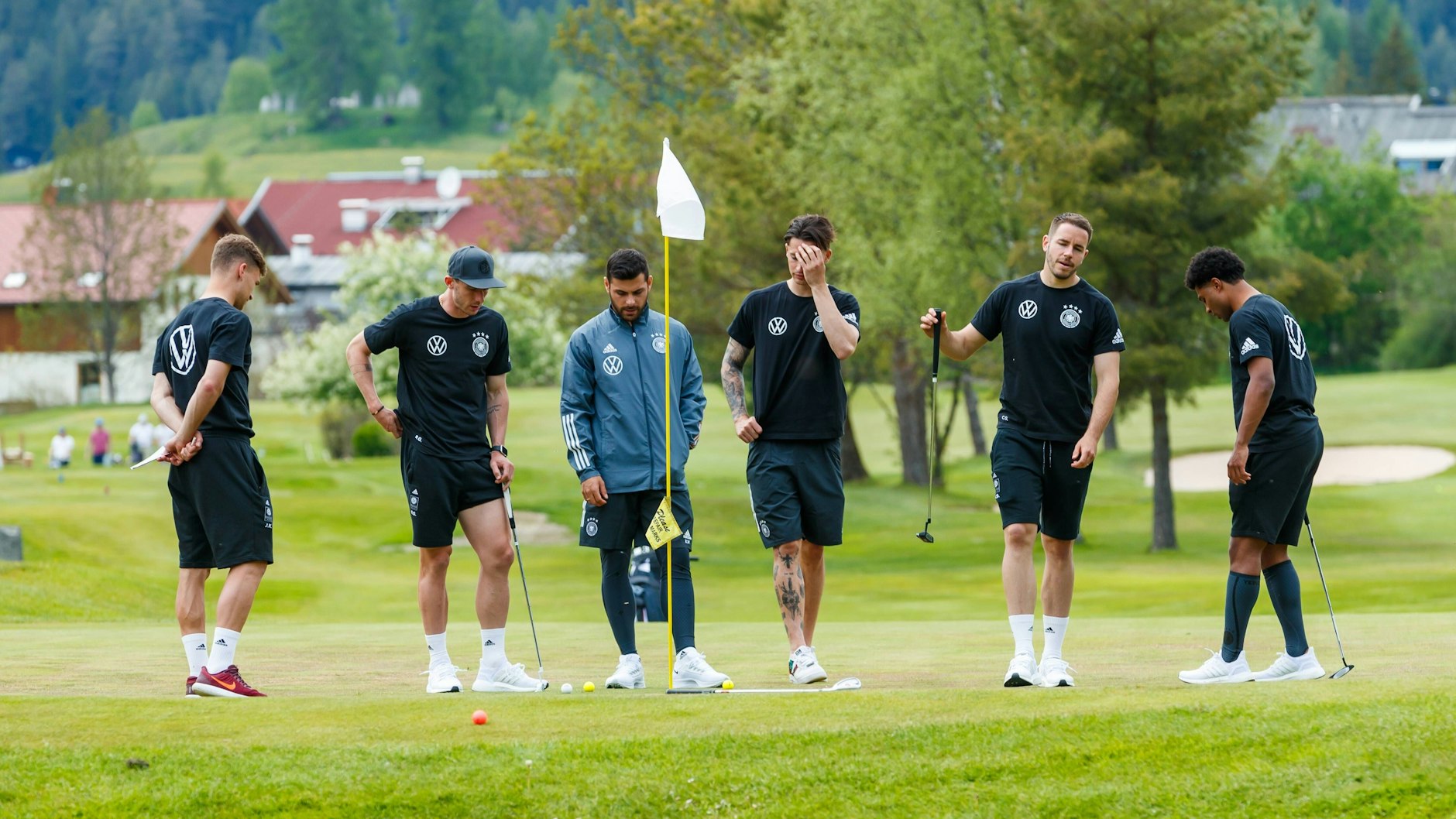 Ablenkung beim Golf: Die deutsche Nationalmannschaft muss einen Lagerkoller verhindern.