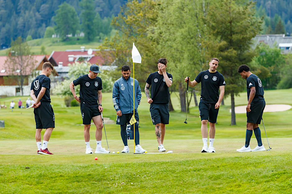 Ablenkung beim Golf: Die deutsche Nationalmannschaft muss einen Lagerkoller verhindern.
