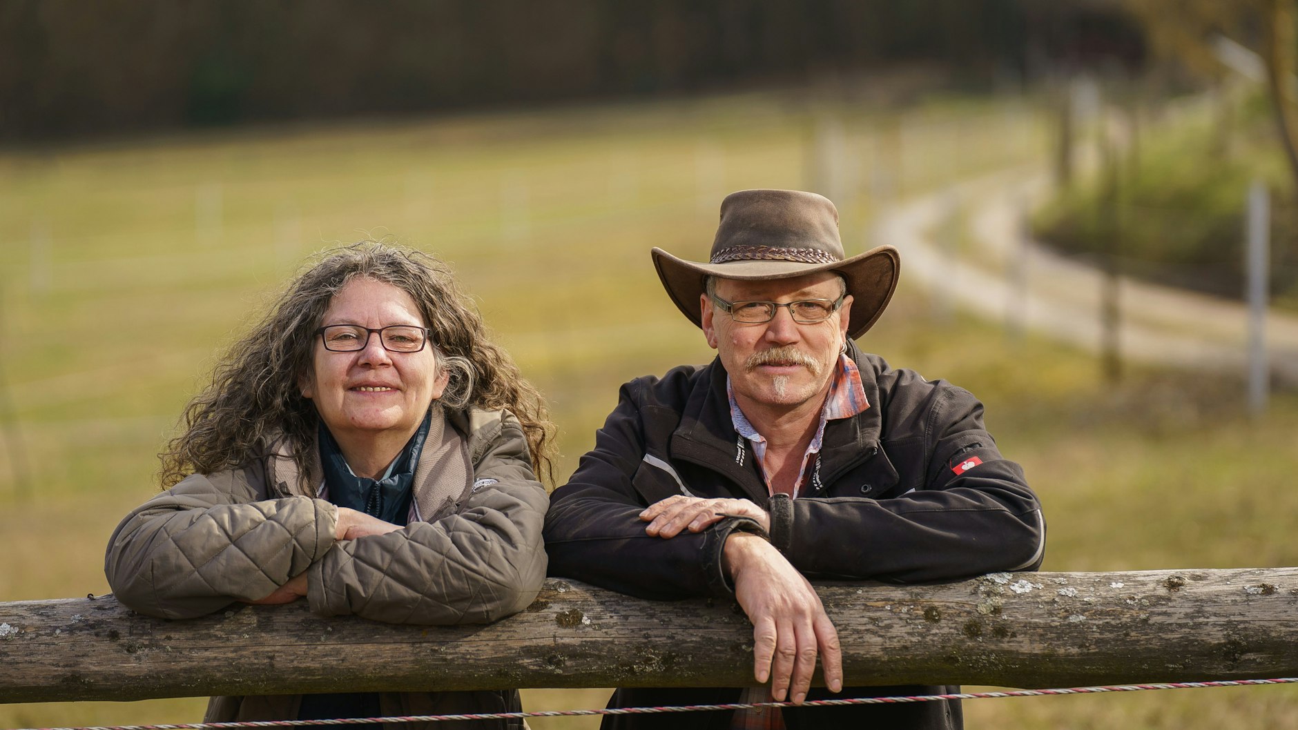 Petra Streibich und&nbsp; Reiner Streibich stehen auf einer Koppel ihres Muli Gnadenhofs in Wertheim.