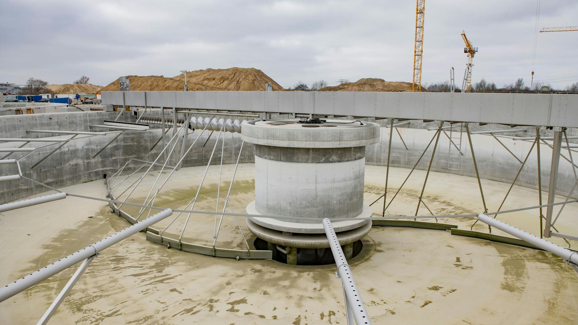 Hier reinigen bald Bakterien unser Abwasser: In Waßmannsdorf werden gerade mehrere Klärbecken neugebaut.