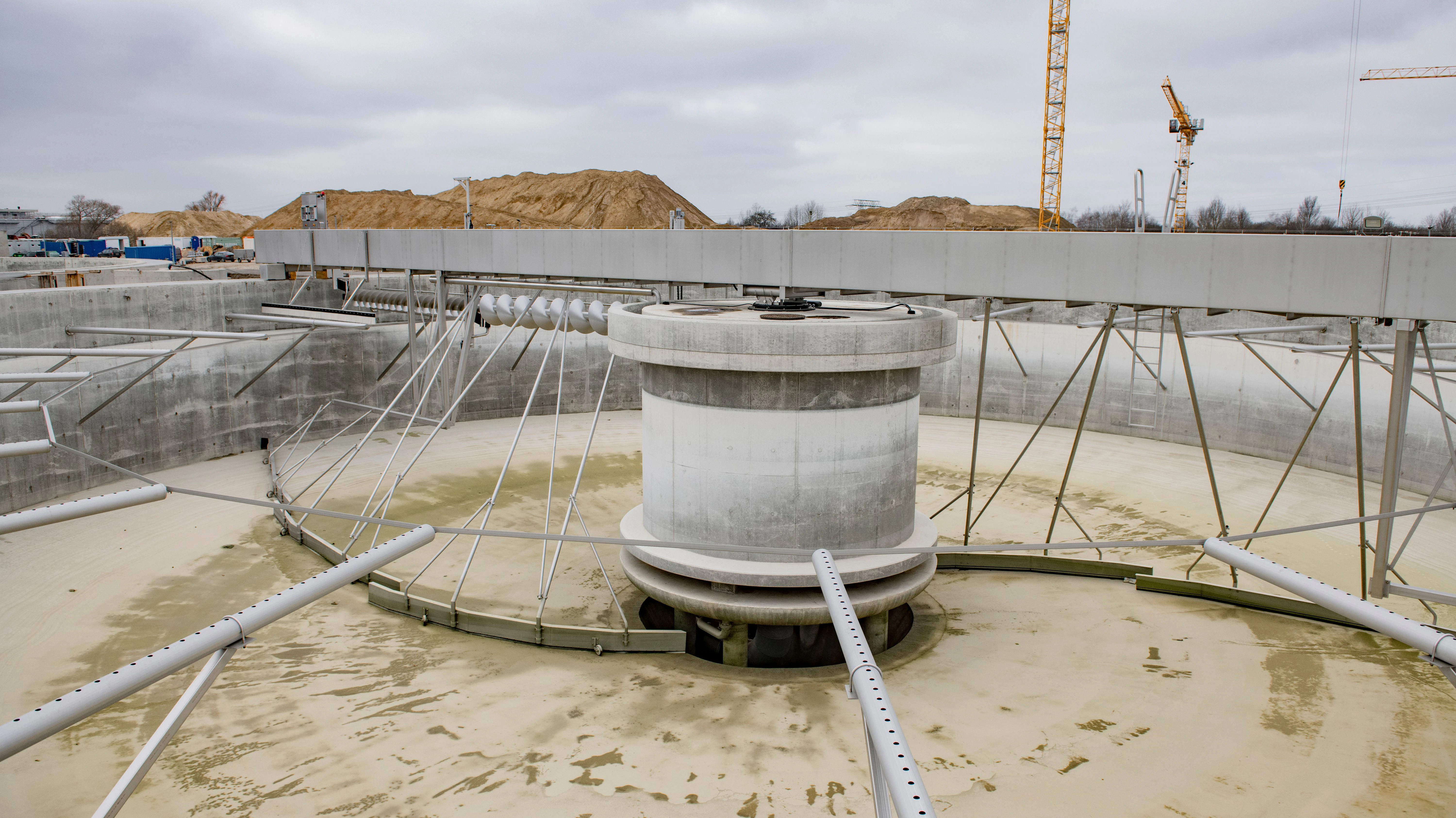 Hier reinigen bald Bakterien unser Abwasser: In Waßmannsdorf werden gerade mehrere Klärbecken neugebaut.