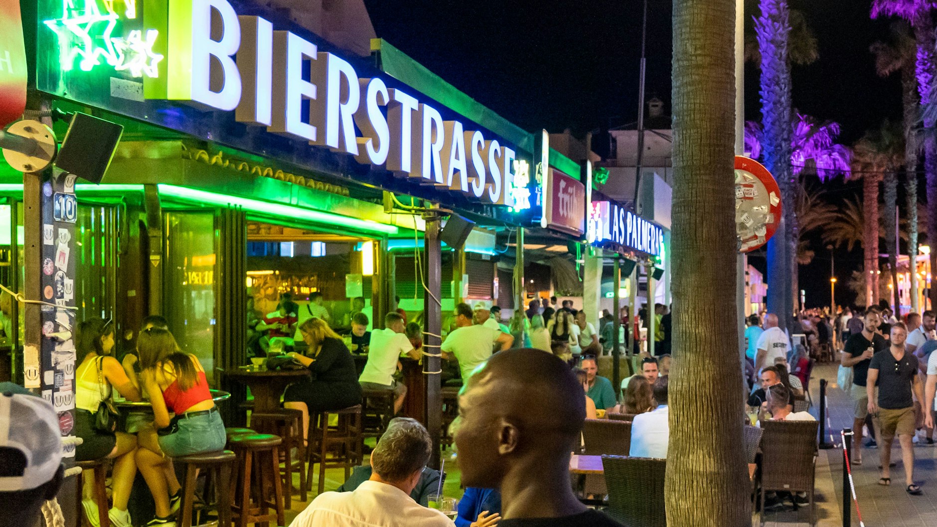 Am Ballermann kann nun auch abends wieder gefeiert werden (Archivbild)
