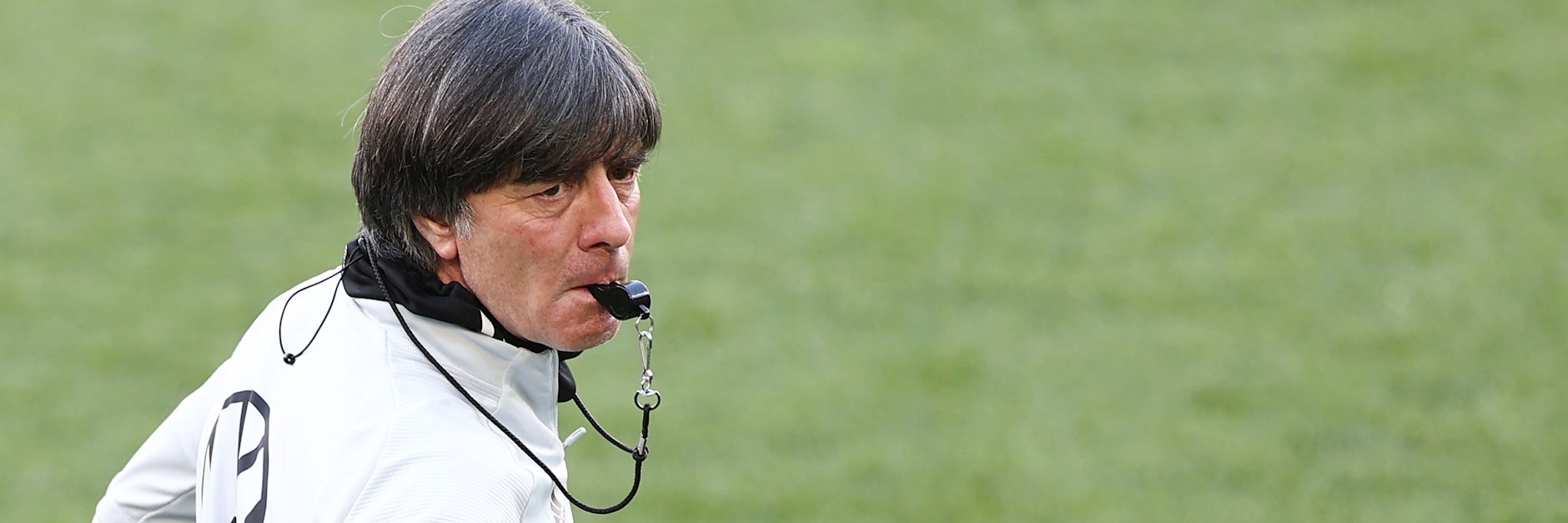 Bis zum Anpfiff der EM sind es nur noch ein paar Tage. Doch Bundestrainer Löw überlegt noch, mit welchem System er spielen lässt.