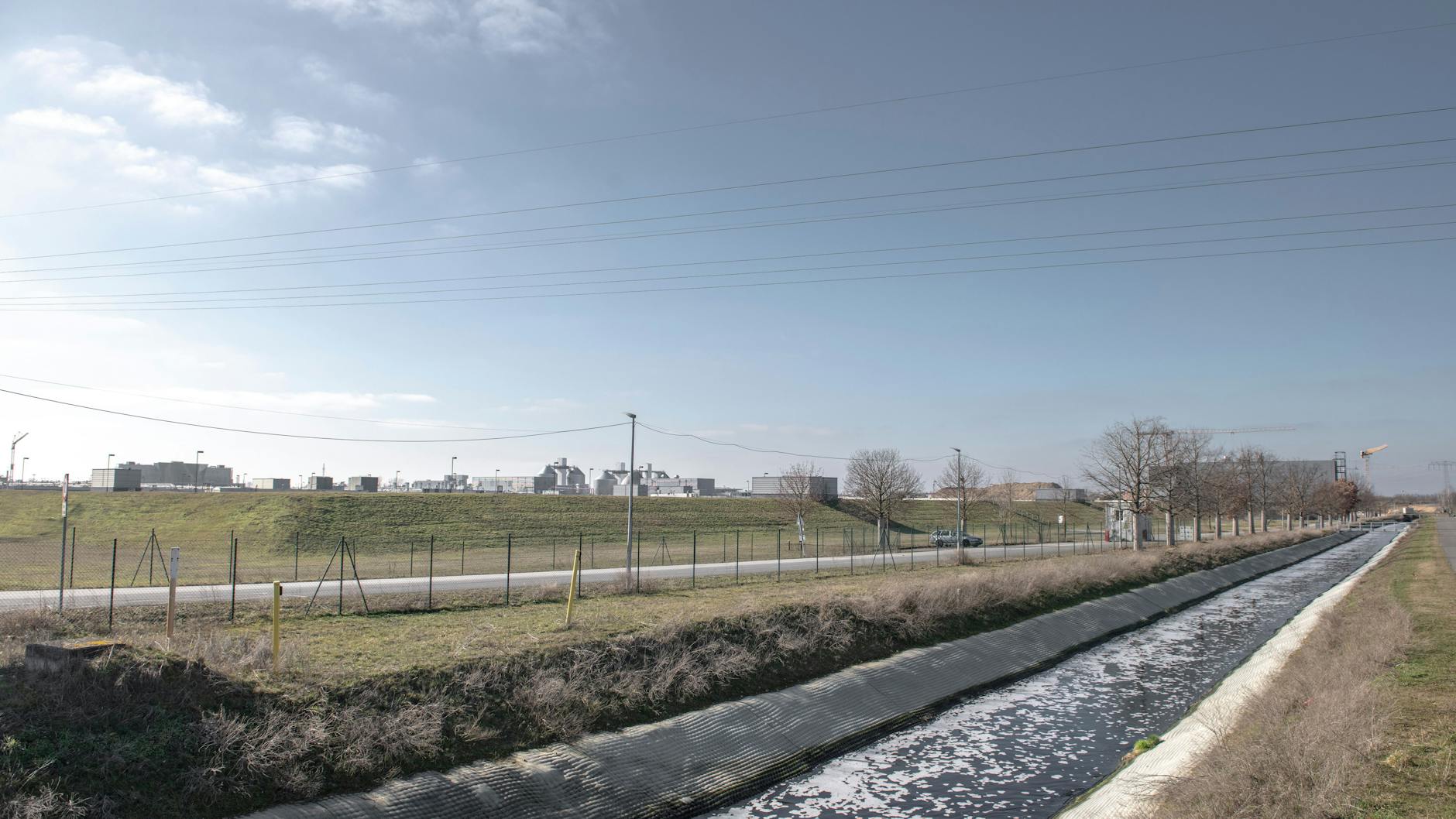 Ein Kanal führt zum Klärwerk Waßmannsdorf bei Schönefeld in Brandenburg.