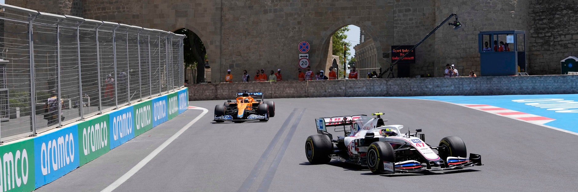 Mick Schumacher möchte in Baku möglichst viele Gegner hinter sich lassen.