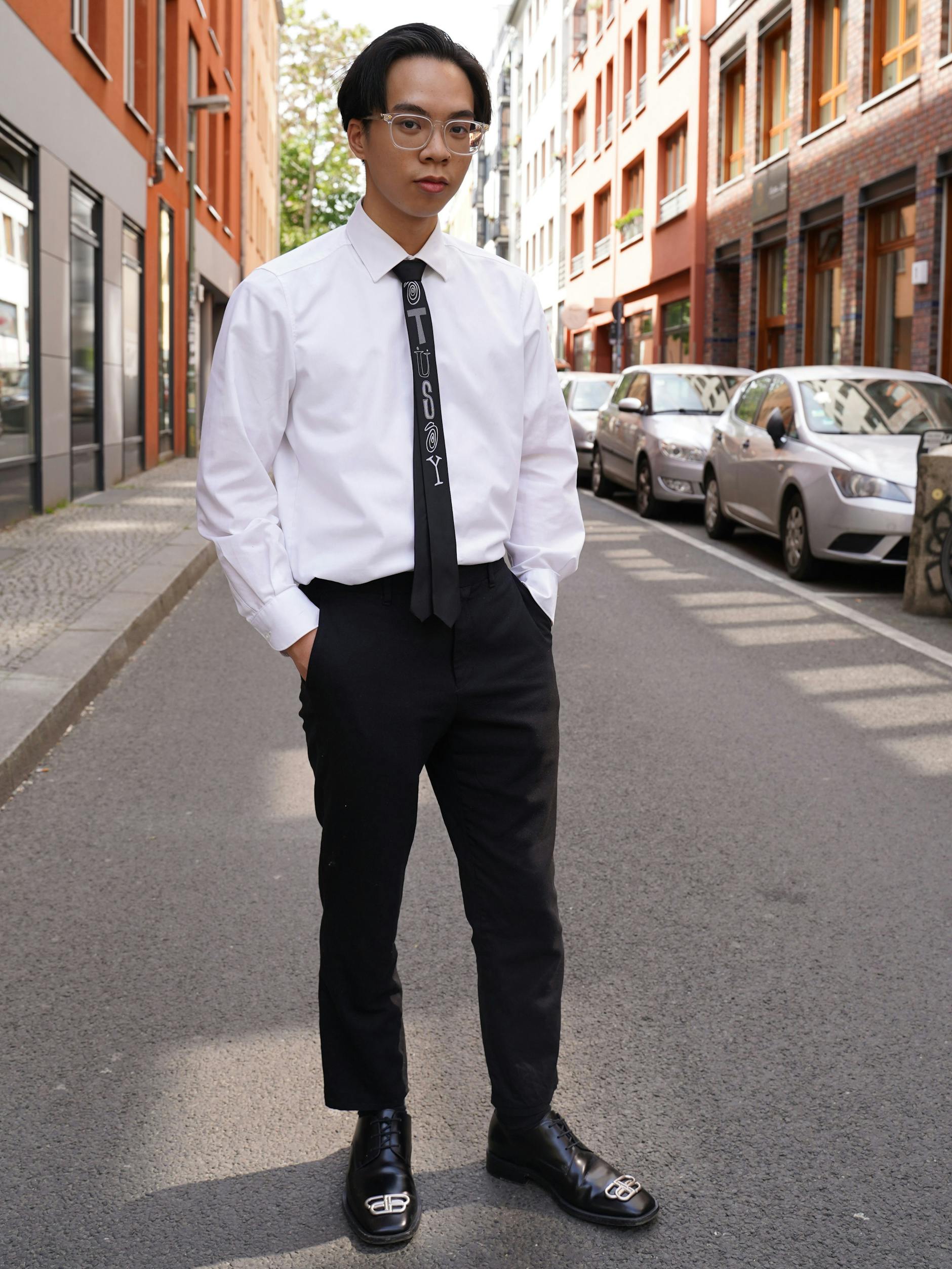 Student Phong überzeugt von Kopf bis Fuß mit Markenkleidung: Brille von Chrome Hearts, das Vintage-Hemd ziert eine Stüssy-Krawatte, die Hose ist von Jil Sander ... 