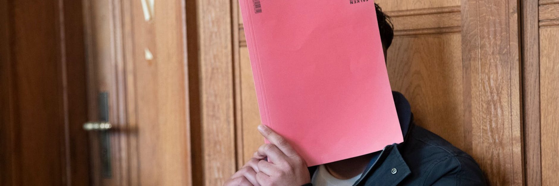 Der angeklagte Familienvater sitzt seit Freitag vor Gericht.