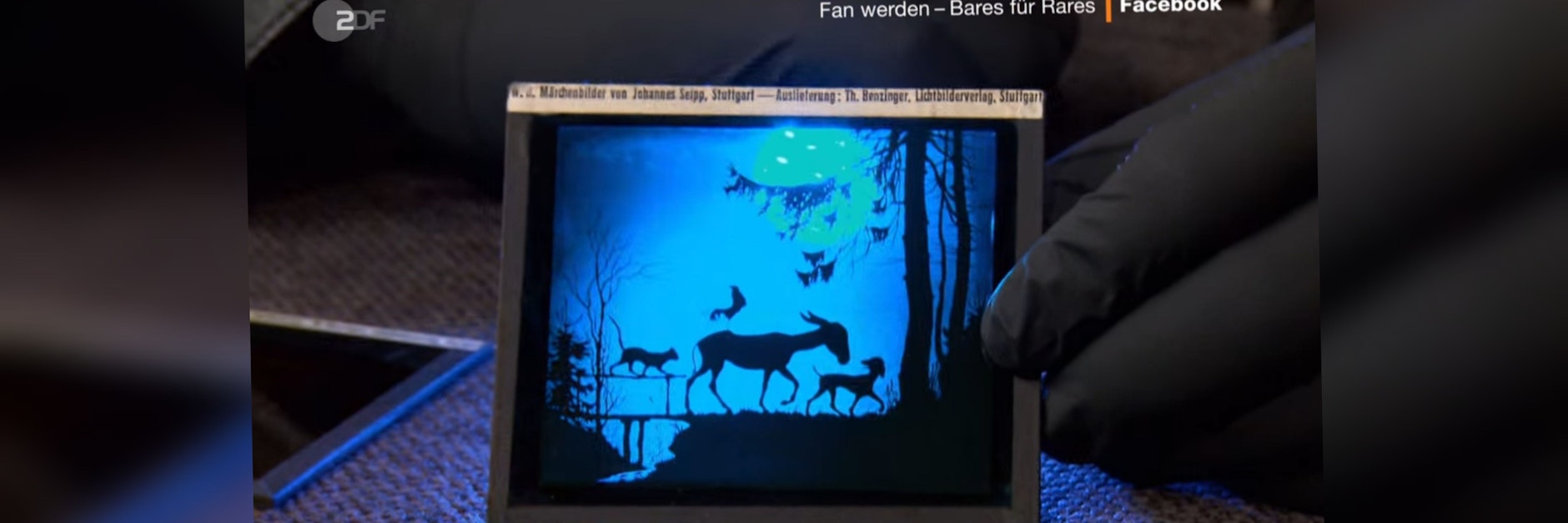 Auch für „Bares für Rares“ eine Besonderheit: Alte Glas-Dias mit Märchen-Scherenschnitten.