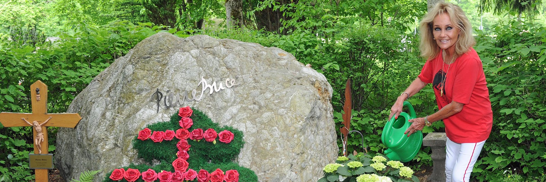 Hella Brice, Witwe des französischen Schauspielers Pierre Brice, gießt am Grab ihres Mannes Blumen.