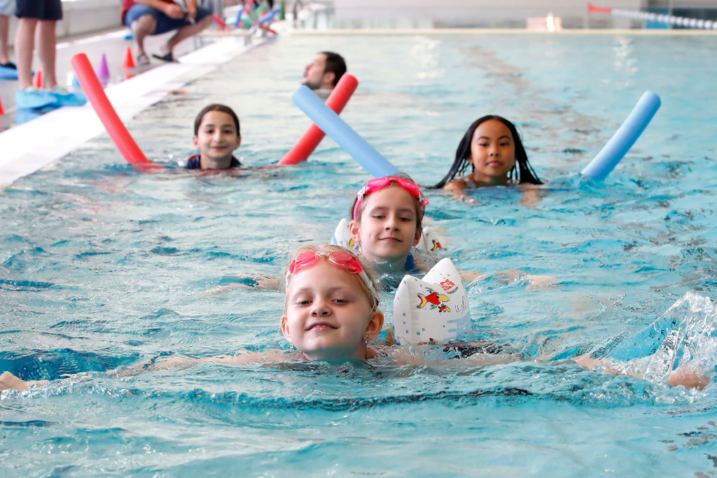 Ausgefallene Schwimmkurse – soll ich meinem Kind selbst das Schwimmen beibringen?
