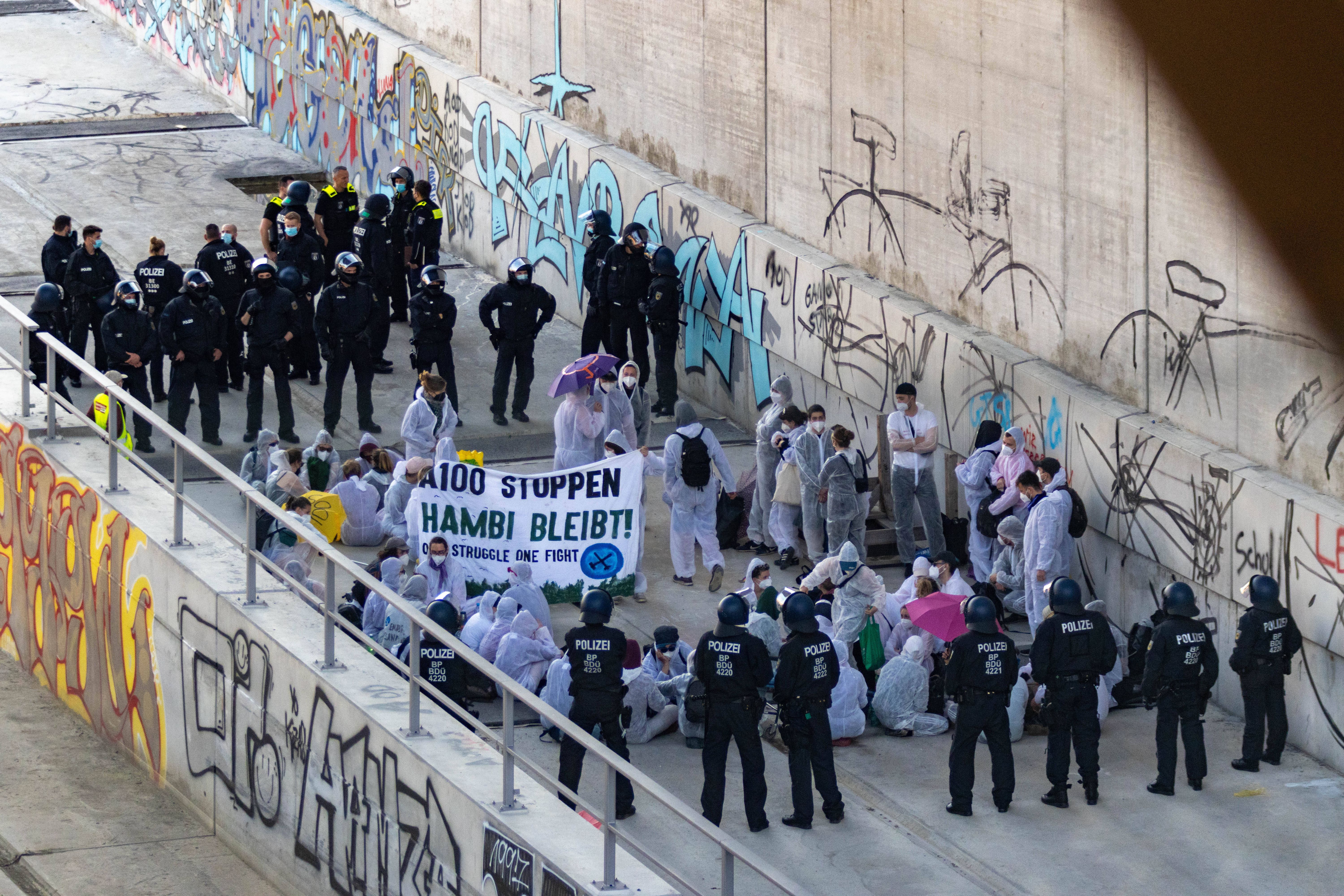 Polizei Berlin Nimmt Klimaaktivisten Nach Besetzung Der Autobahn 100 Fest