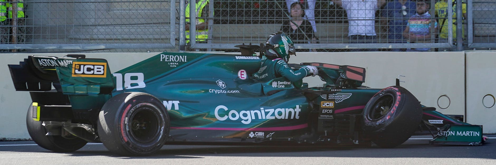 Lance Stroll hat seinen Aston Martin geschrottet, nimmt damit auch Sebastian Vettel die Chance auf einen besseren Startplatz.