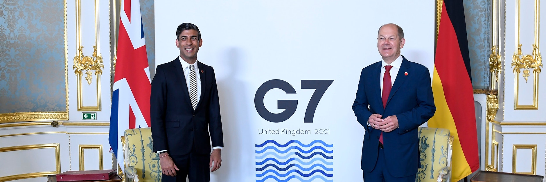 Rishi Sunak (l), Finanzminister von Großbritannien, und der deutsche Finanzminister Olaf Scholz (SPD) während des Treffens der G7-Finanzminister im Lancaster House in London. 