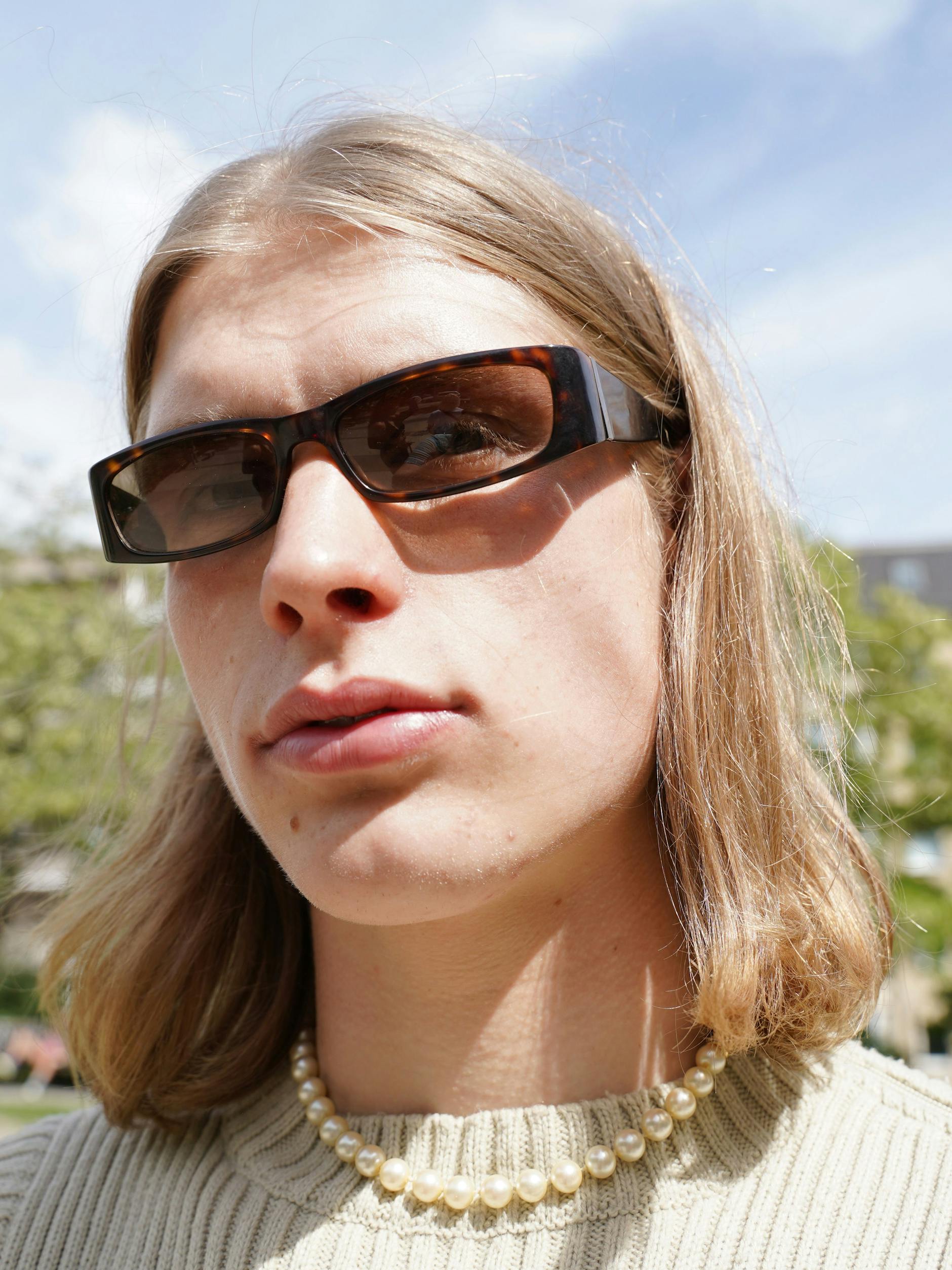 Tim trägt die Perlenkette seiner Oma.