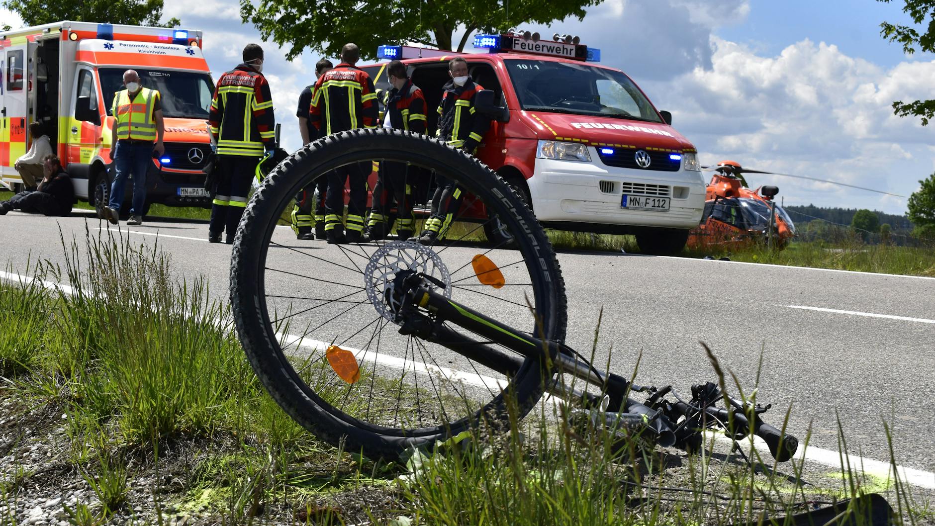 Ein Fahrrad liegt nach einem Unfall an einer Landstraße (Symbolbild).