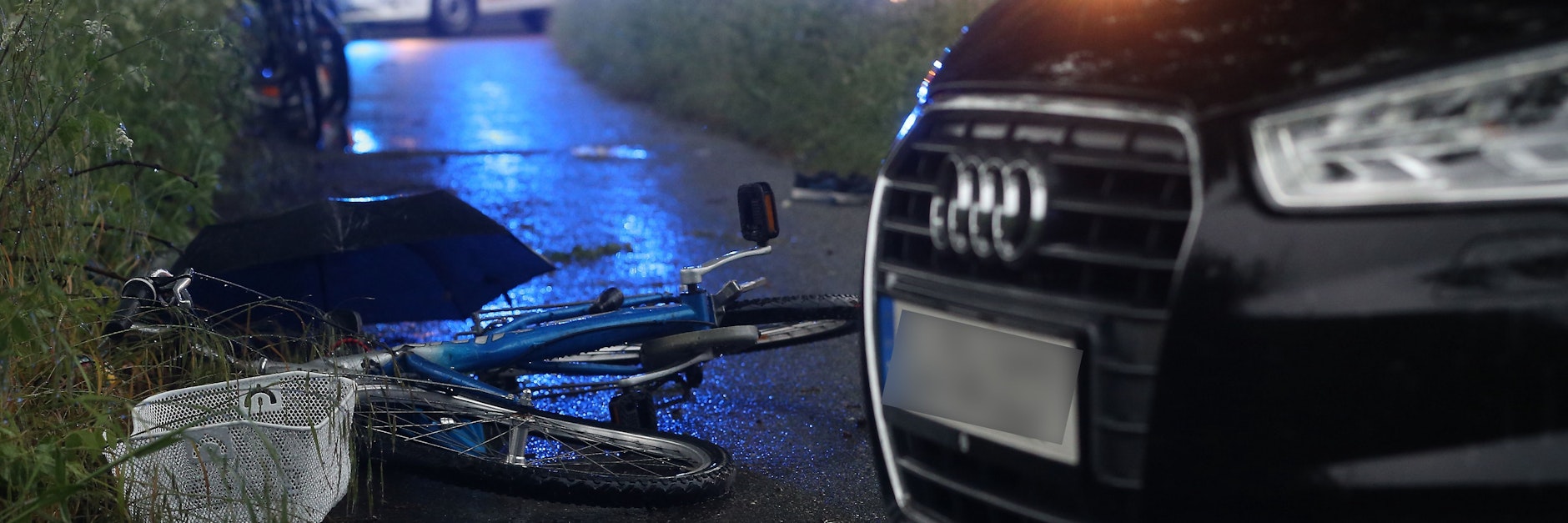 Nach einem Blitzeinschlag in eine Radfahrergruppe ist ein Kind mit seinem Fahrrad in der Urdenbacher Kämpe gestürzt und von einem Auto angefahren worden.&nbsp;