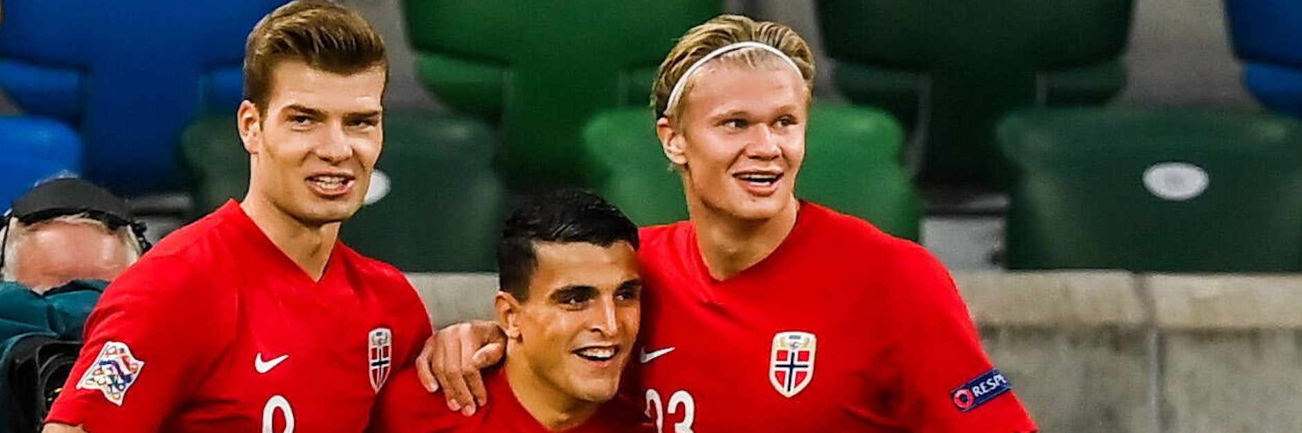 Mohamed Elyounoussi (M.) wird kräftig von seinen norwegischen Nationalspielern Alexander Sorloth und Erling Haaland geherzt.