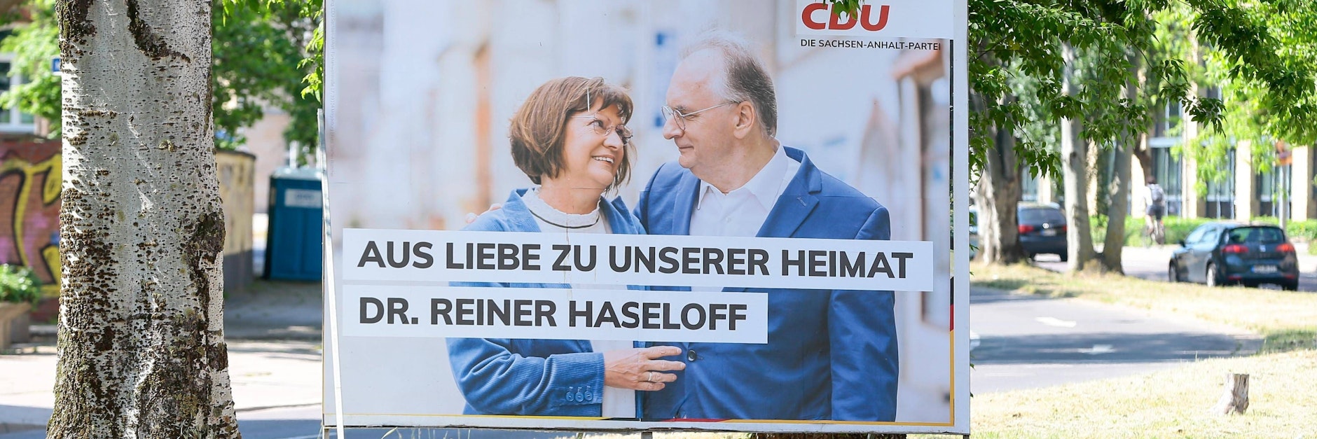 Reiner Haseloff (CDU) mit Ehefrau Gabriele auf einem Wahlplakat – er hofft auf die dritte Amtszeit in Magdeburg.
