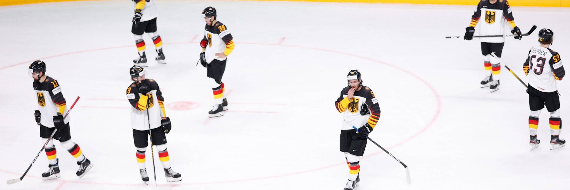 Nach der Schlusssirene herrscht beim DEB-Team grenzenlose Enttäuschung vor.