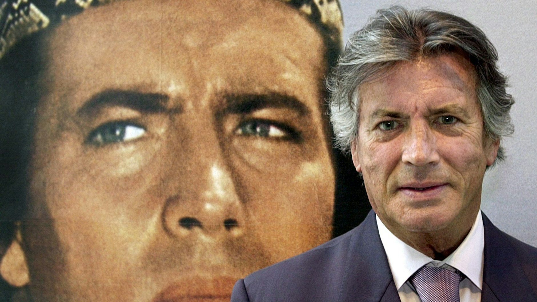 Pierre Brice, der 1962 in „Der Schatz im Silbersee“ erstmals als Apachenhäuptling Winnetou vor der Kamera stand, steht bei seinem Besuch im Deutschen Filmmuseum im Jahr 2003 vor einem Poster, das ihn als Winnetou zeigt.